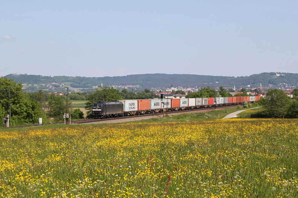 185 551 mit einem Containerzug am 19.05.2012 bei P�lling.