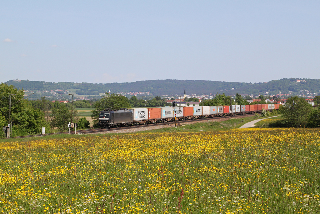 185 551 mit einem Containerzug am 19.05.2012 bei Plling.