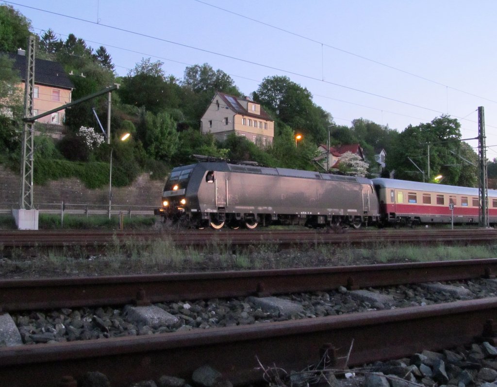 185 551 der MRCE steht am 13. Mai 2012 mit dem aus 16 Wagen bestehenden DPE 91700 (Berlin Spandau - Mnchen Ost) und +40 auf Gleis 3 im Kronacher Bahnhof. Die Abfahrt verzgerte sich dann nochmals um 15min, da einige Fussballfans die Tren blockierten.