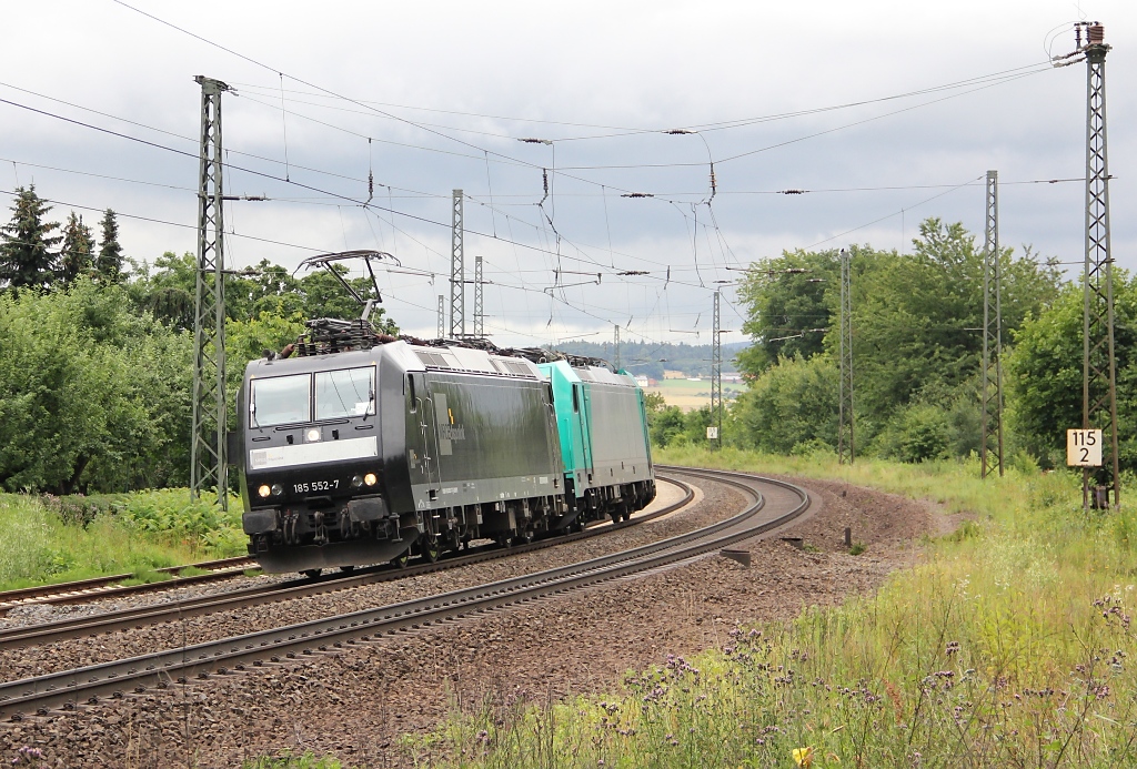 185 552-7 mit der Wagenlok 186 247-3 in Fahrtrichtung Sden. Aufgenommen am 13.07.2012 bei Gtzenhof/Fulda.