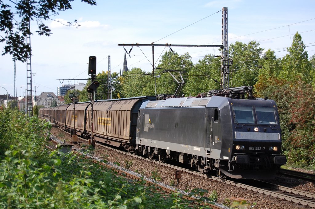 185 552-7 vermietet an WLE mit dem DGS 49702 Lippstadt - Esbjerg, bei der Libori-Kapelle in Paderborn, 11.09.2010.