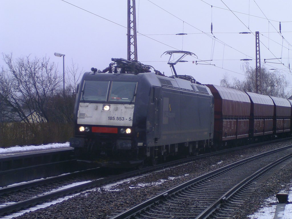 185-553 am 3.2.10 mit Kohlewagenzug in Saarlouis Hbf.
