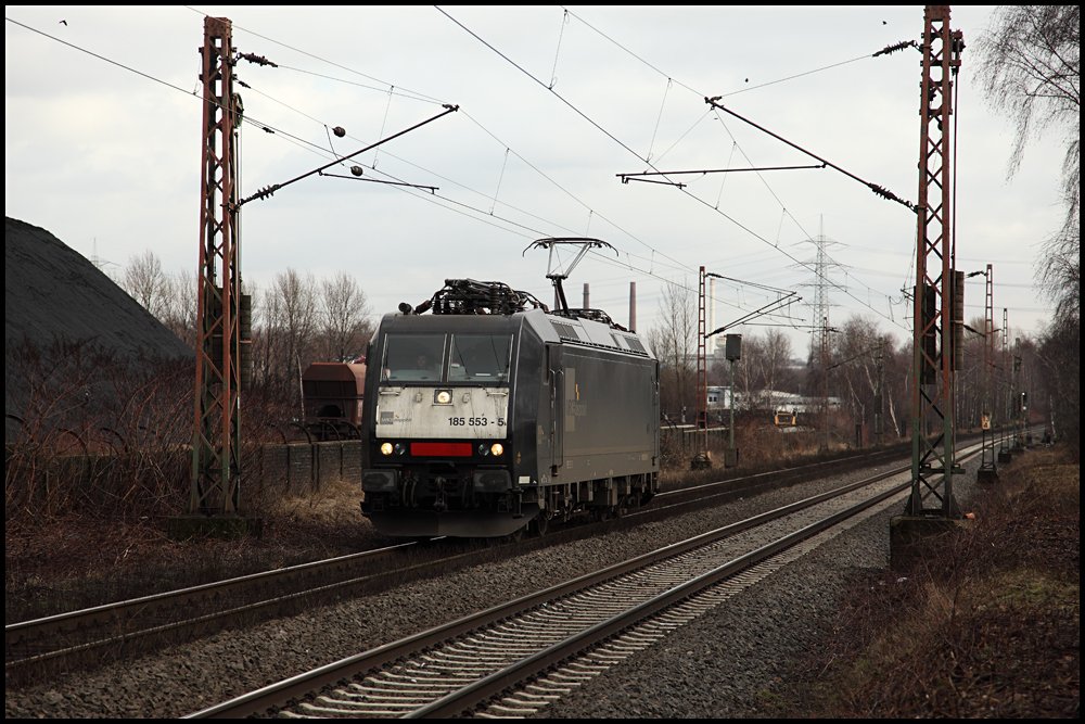 185 553 ist solo in Richtung Oberhausen unterwegs. Aufgenommen bei der Kokerei Prosper am 24.02.2010.