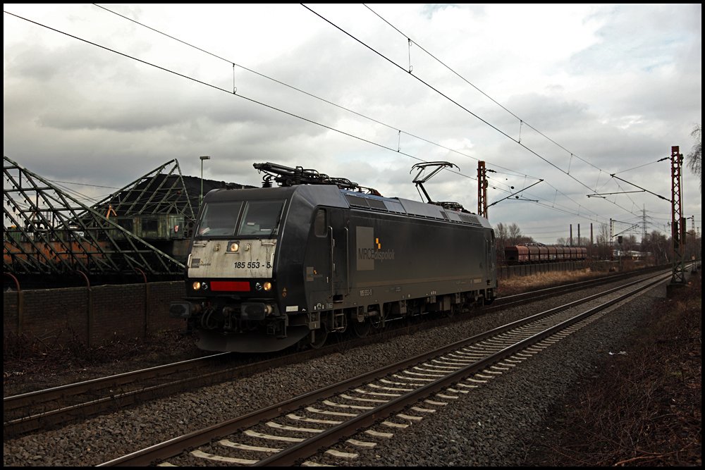 185 553 ist solo in Richtung Oberhausen unterwegs. Aufgenommen bei der Kokerei Prosper am 24.02.2010.

