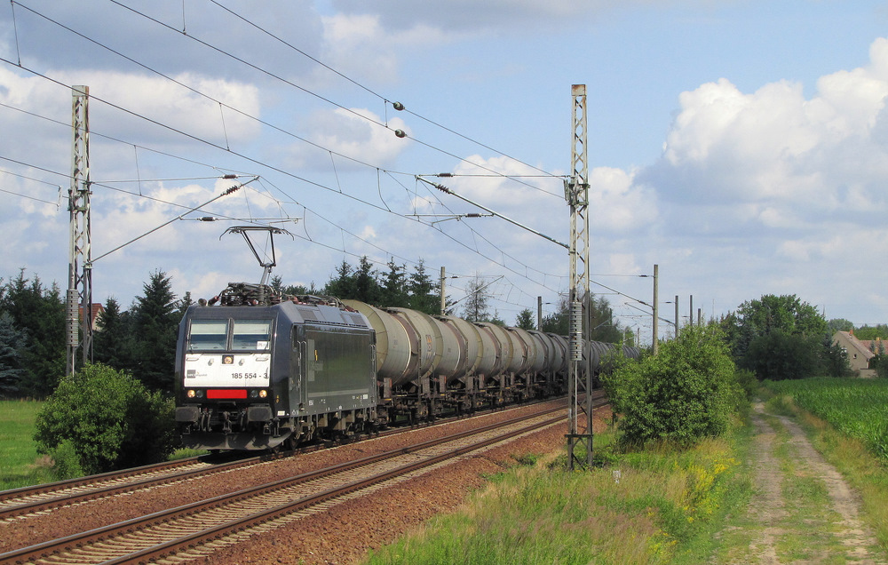 185 554-3 der MRCE kam am 01.07.2011 mit einem Kesselzug durch Falkenberg(E) in Richtung Dresden gefahren. 
