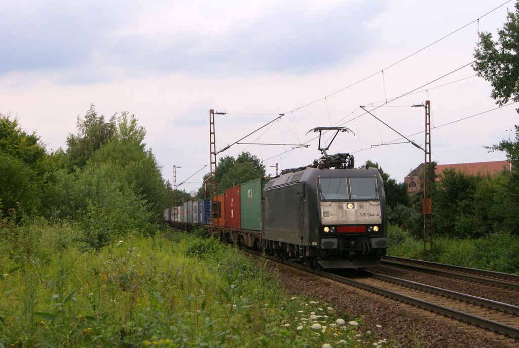 185 554-4 mit einem Cointainerzug in Hannover-Limmer am 28.07.2011