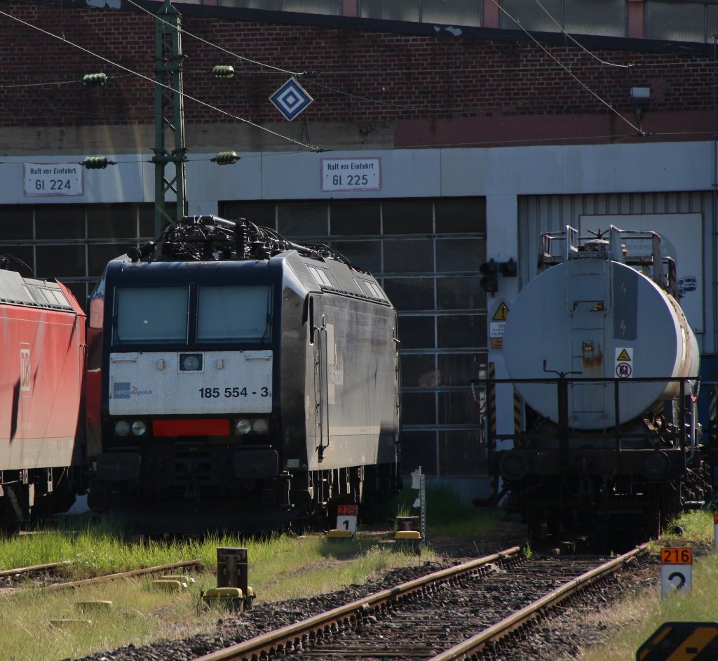 185 554 steht am 05.06.10 in Frankfurt/Main.(Bild wurde von einer ffentlichen Strae aufgenommen.