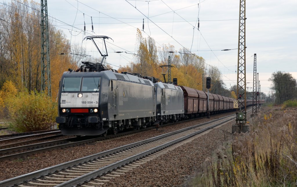 185 554 zog am 10.11.12 zusammen mit 185 552 einen Kohlezug durch Leipzig-Thekla Richtung Mockau.