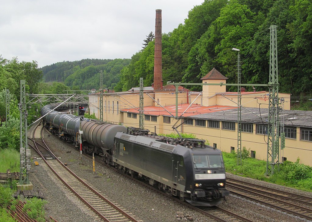 185 555-0 der MRCE zieht am 31. Mai 2013 einen Kesselwagenzug durch Kronach.