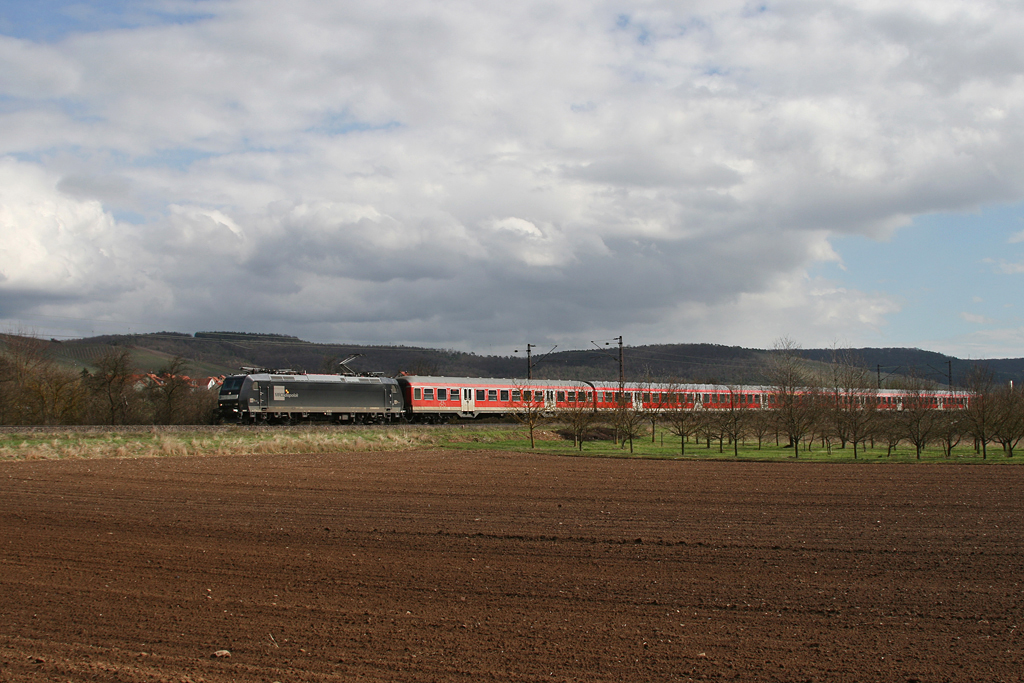 185 555 mit RE 3644 am 31.03.2010 bei Thngersheim.