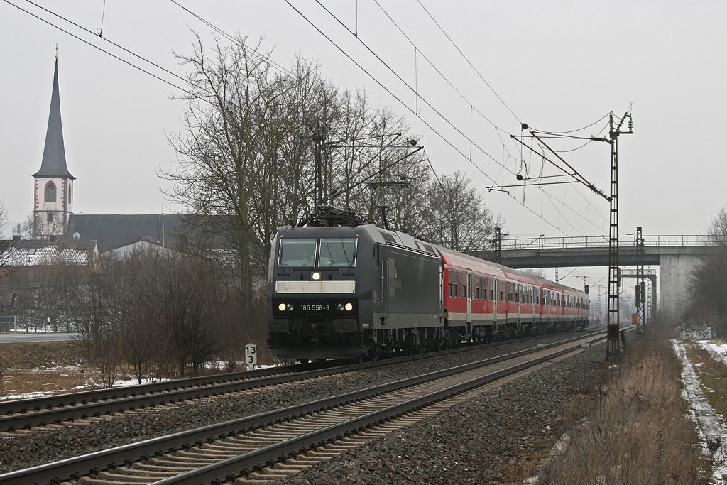 185 556 mit RE 4612 am trben 18.02.2010 bei Thngersheim im Maintal.