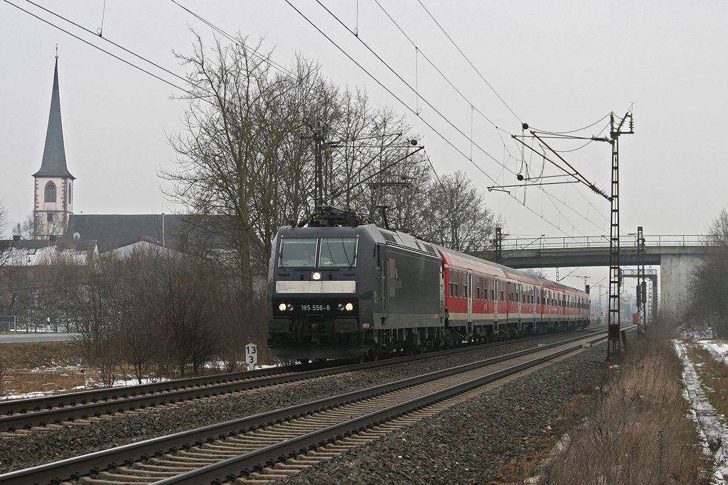 185 556 mit RE 4612 am trben 18.02.2010 bei Thngersheim im Maintal.