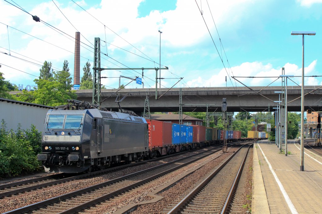 185 557-6 mit einem Containerzug in Harburg Richtung Maschen, aufgenommen am 31. Juli 2013.