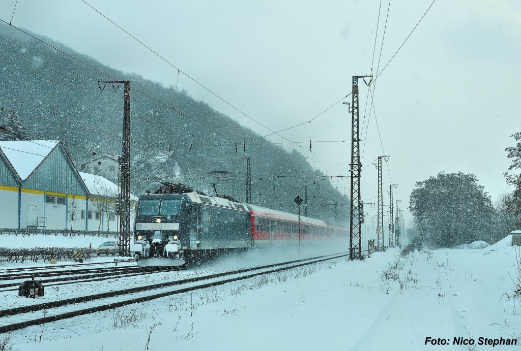 185 557-6 mit RE 4604 Wrzburg Hbf - Frankfurt(Main)Hbf im Schneetreiben,Gemnden (Fotourlaub Gemnden 01.02.10)