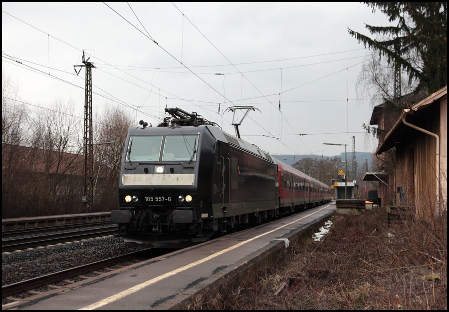 185 557 durchf�hrt auf Gleis 1 den Bahnhof H�sbach in Richtung Aschaffenburg. Am Haken ist der RE 4638, W�rzburg Hbf - Frankfurt(Main)Hbf. (14.03.2010)