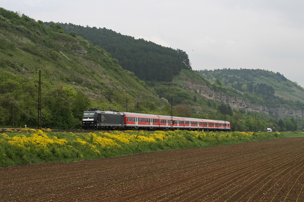 185 557 mit einem RE am 08.05.2010 bei Karlstadt im Maintal.
