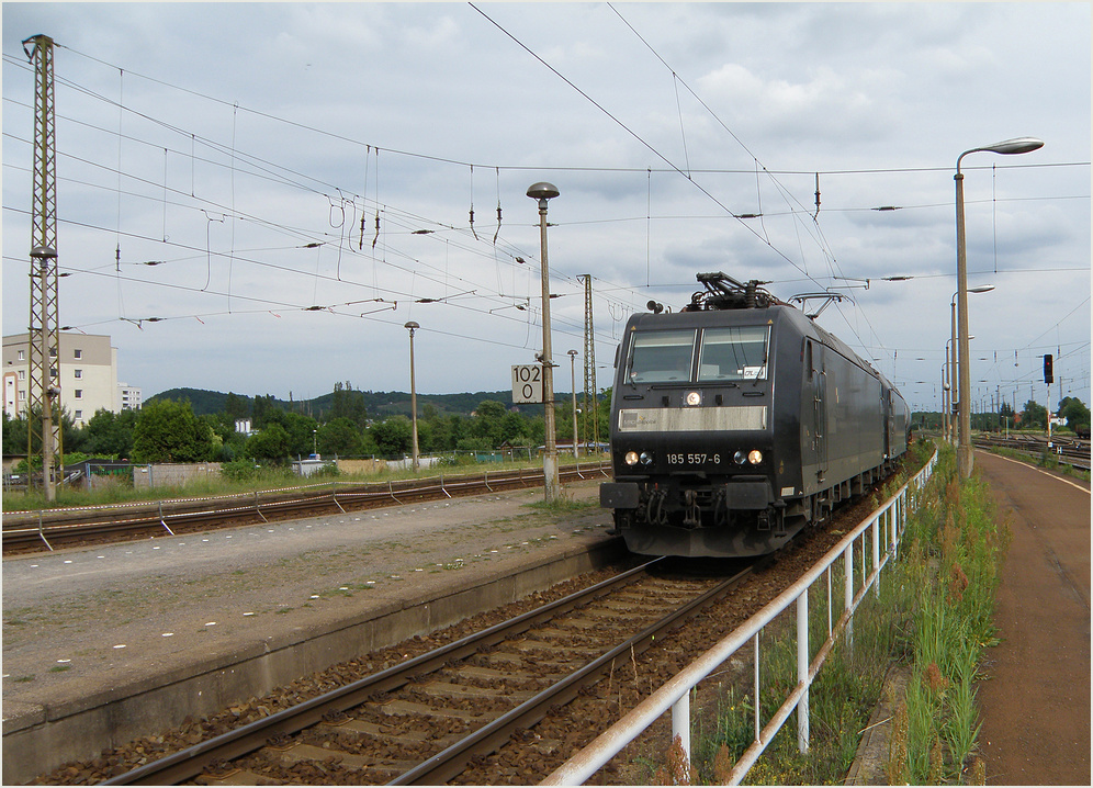 185 557 mit Schwesterlok in Coswig,  10.06.2012