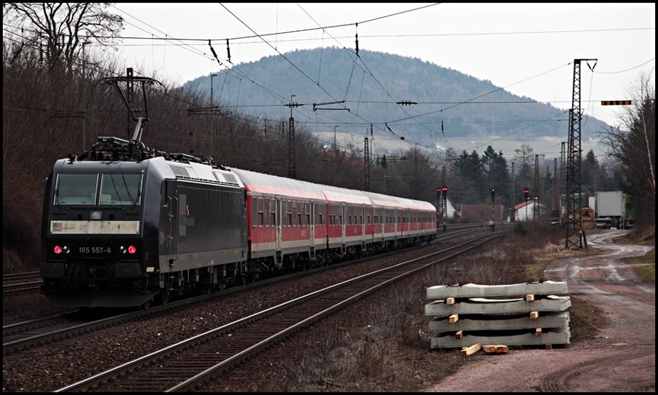 185 557 schiebt einen RE in Richtung Wrzburg. (Laufach am 14.03.2010)