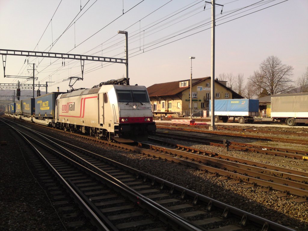 185 560 der Crossrail mit einem Hupac-Zug auf den Weg nach Italien durchfhrt den Bahnhof Liestal.
