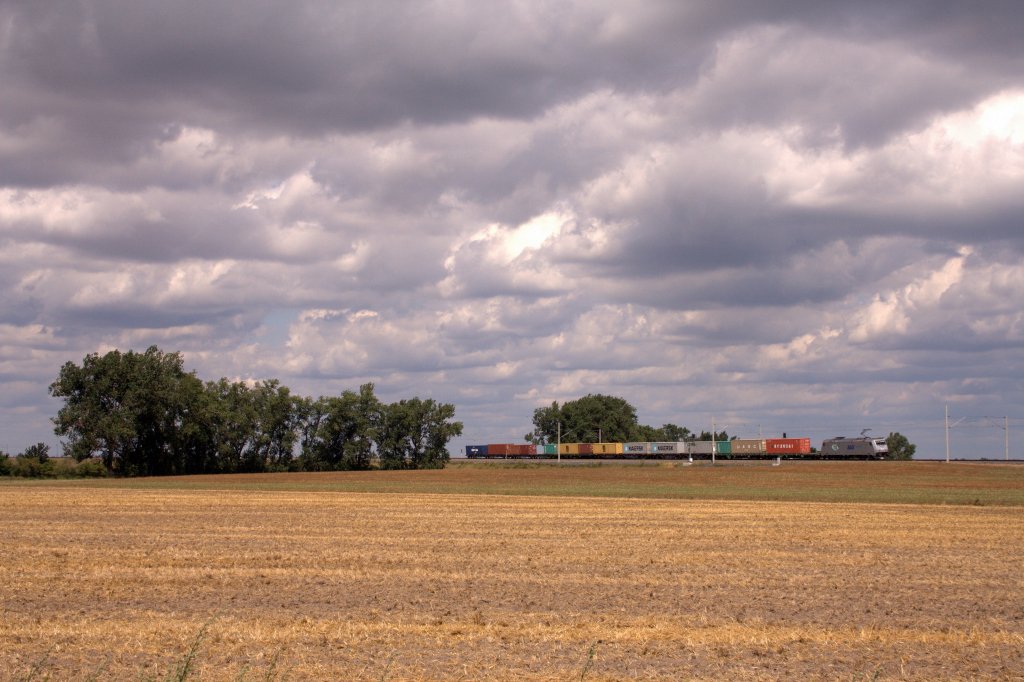 185 562-6 ist am 07.08.'12 mit einem kurzen G�terzug bei Priestewitz unterwegs