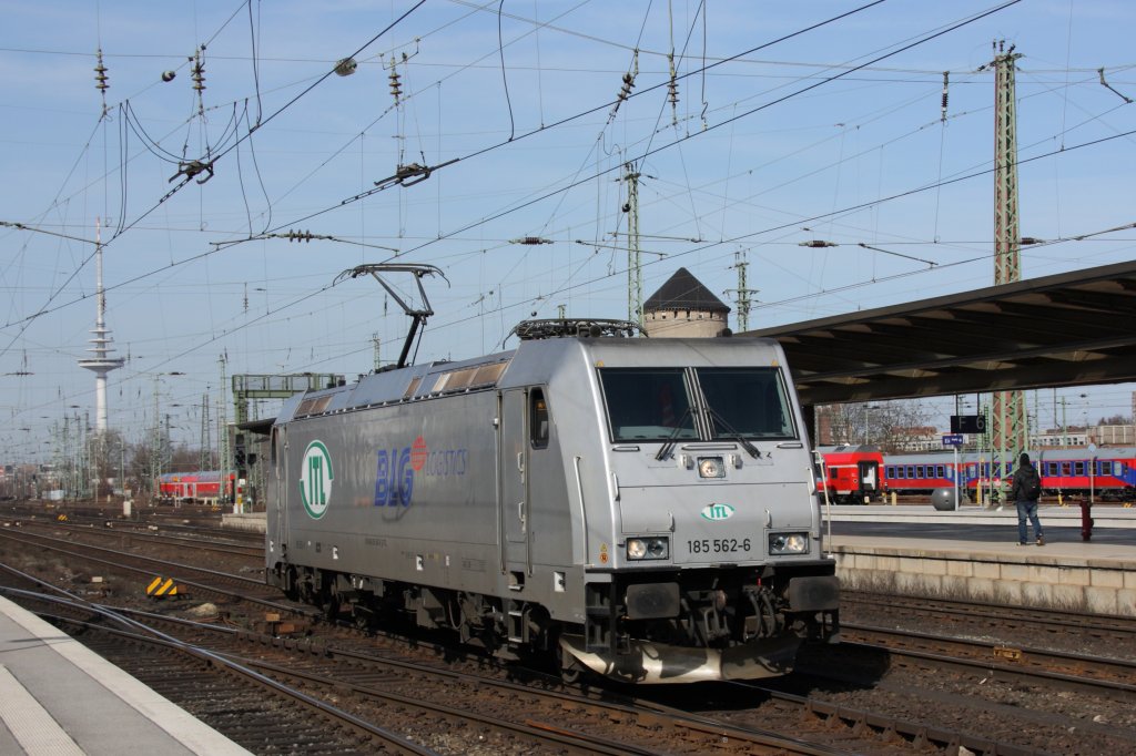 185 562-6 f�hrt solo durch Bremen Hbf in Richtung Osten. Fotografiert am 23.03.2011. 