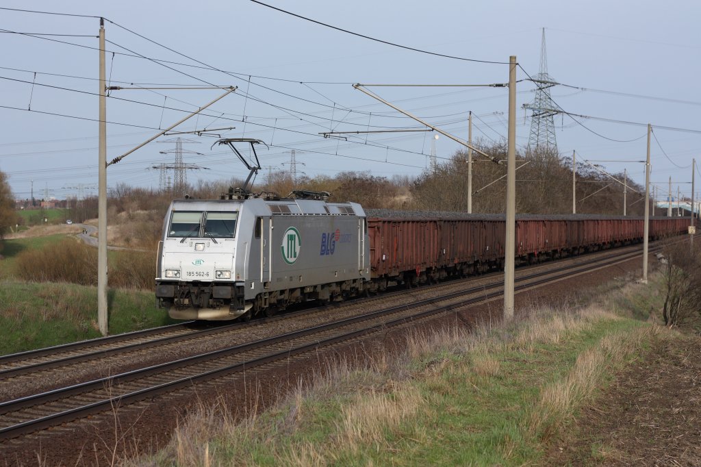 185 562-6 der ITL fhrt mit einem Ganzzug offener Gterwagen in Richtung Braunschweig. Fotografiert am 31.03.2010 in Magdeburg Diesdorf.