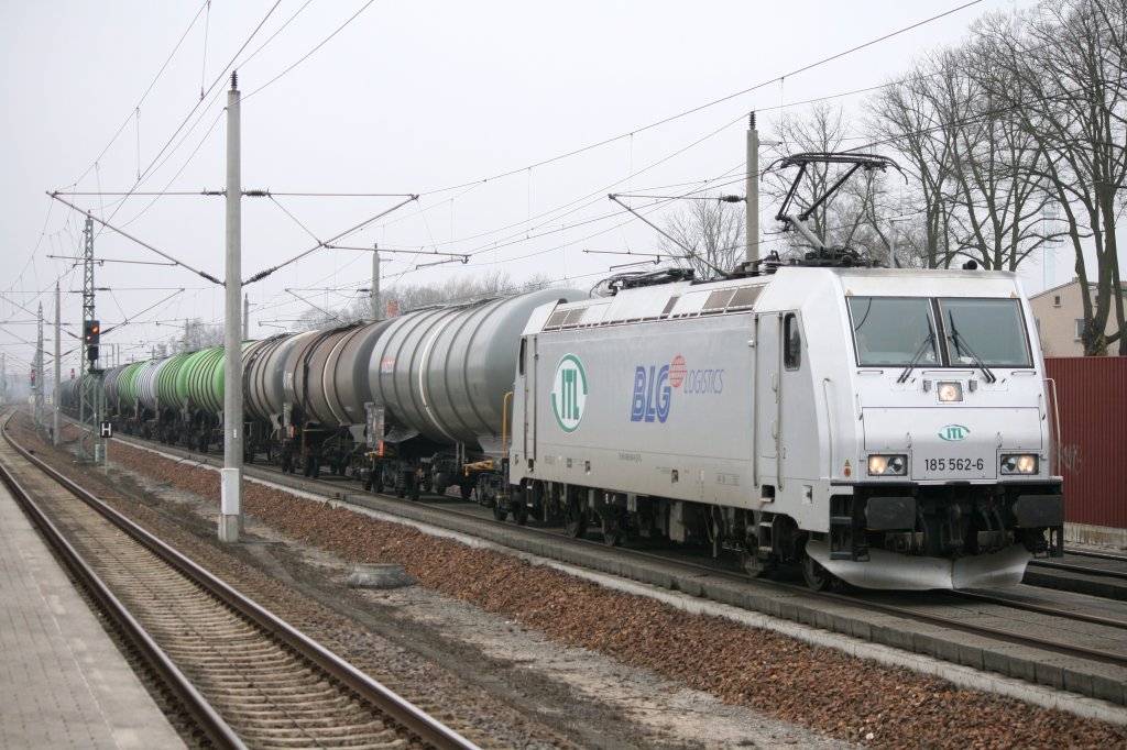 185 562-6 ITL mit Kesselwagenzug am 20.03.2011 in Rathenow