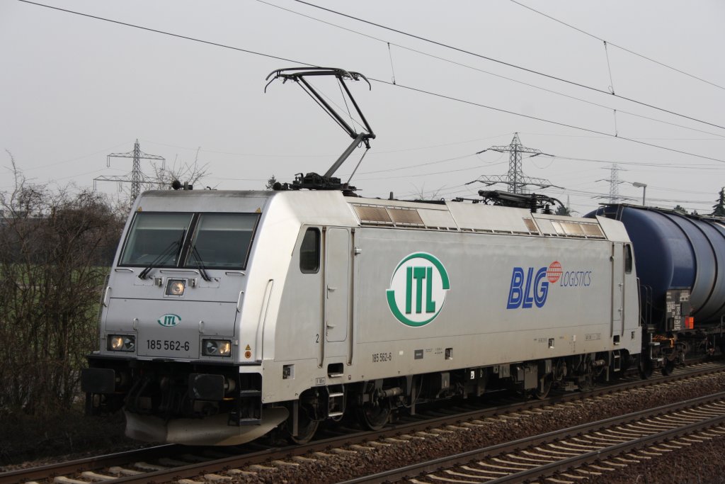 185 562 zog am 24.03.2010 einen Kesselwagenzug durch Ahlten