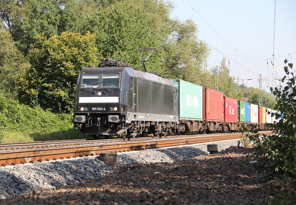 185 563-4 mit Containerzug in Fahrtrichtung Sden. Aufgenommen am B Eltmannshausen/Oberhone am 31.08.2011.