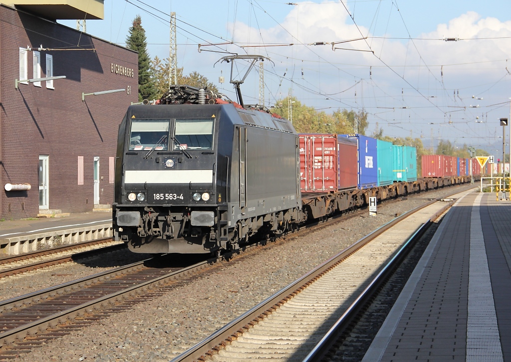 185 563-4 mit Containerzug in Fahrtrichtung Sden. Aufgenommen am 21.10.2011 in Eichenberg.