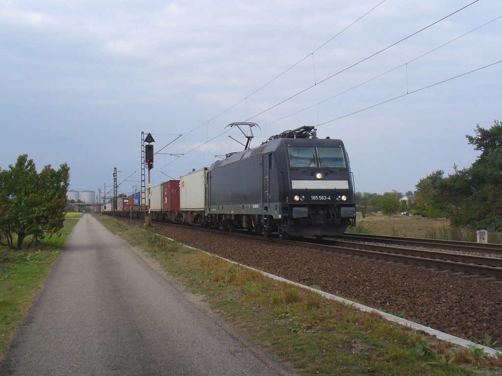 185 563-4 zieht einen Containerzug am 05.10.2011 durch Wiesental