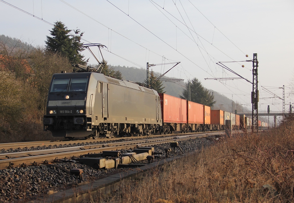 185 564-2 mit Containerzug in Fahrtrichtung Sden. Aufgenommen am 03.03.2012 bei Mecklar.
