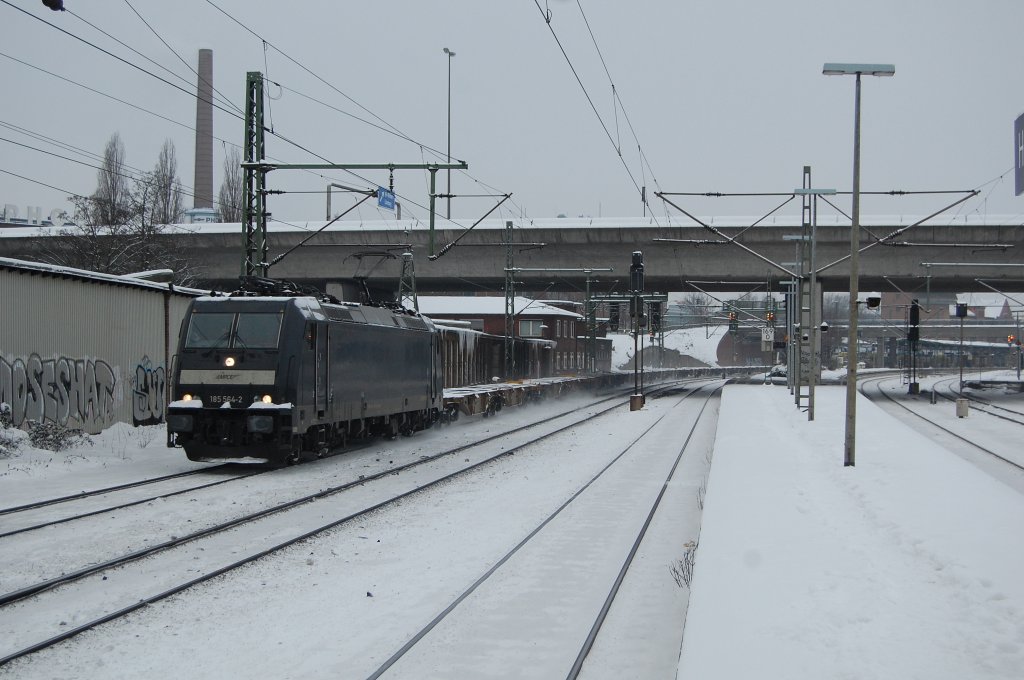 185 564-2 mit DGS 41143 Hamburg Waltershof - Bilk Kombiterminal/H am 29.12.2010 durch HH-Harburg