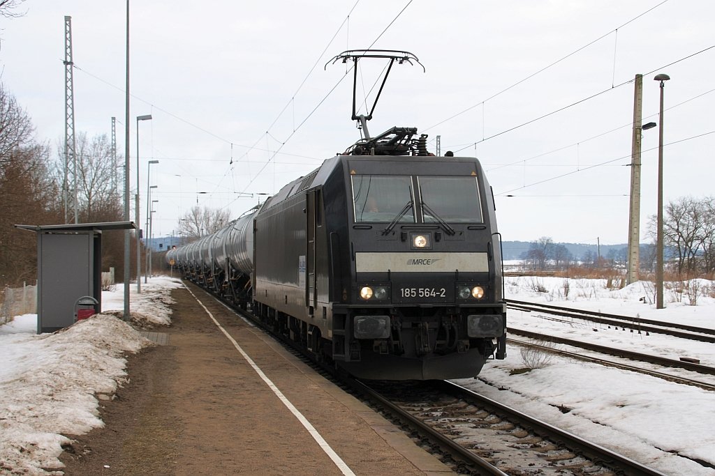 185 564-2 mit Kesselwagen am 23.02.2010 in Passow