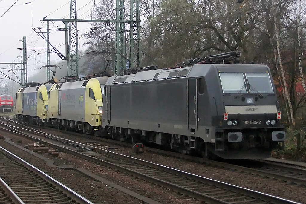185 564-2 MRCE und zwei Dispoloks(BR182) in Hamburg-Harburg 20.11.2010