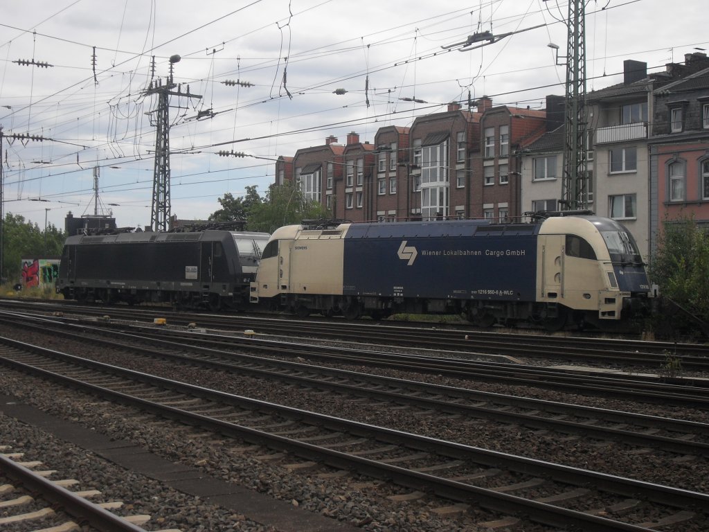 185 564-2 der Rurtalbahn und 1216 950-6 der Wiener Localbahnen standen am 7.8.10 in Aachen Hbf.