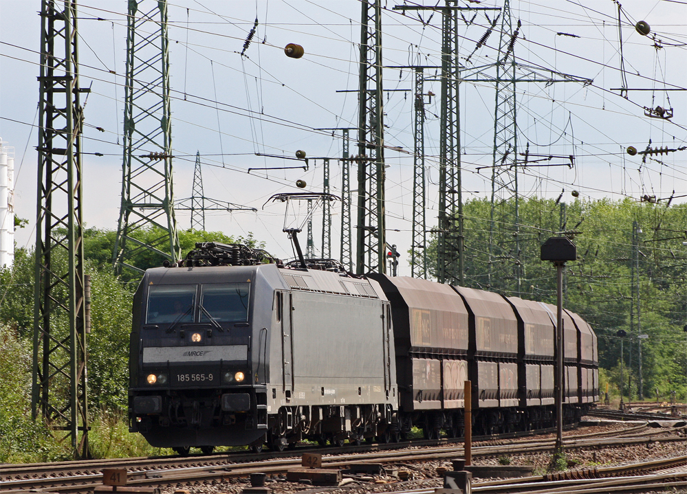 185 565-9 mit einem G�terzug bei der Durchfahrt in K�ln Gremberg, 5.8.10