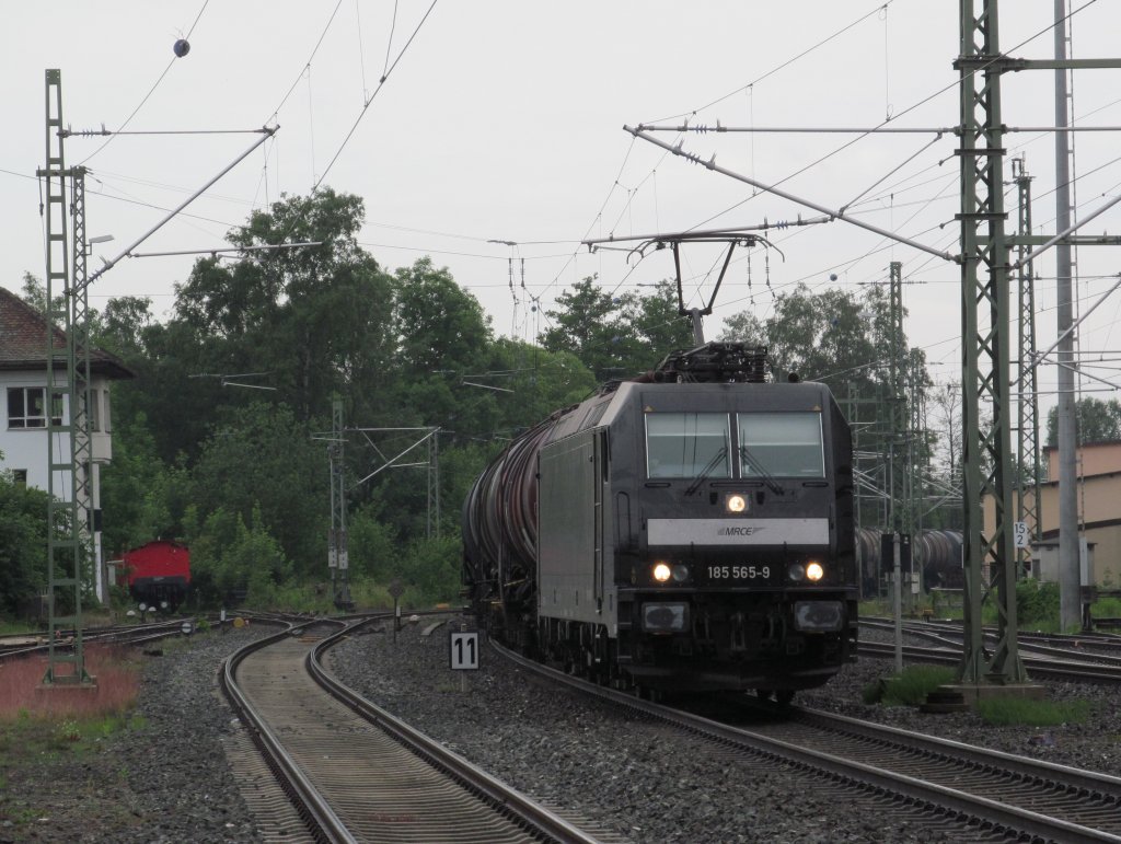 185 565-9 der MRCE zieht am 13. Juni 2012 einen Kesselwagenzug durch Kronach.