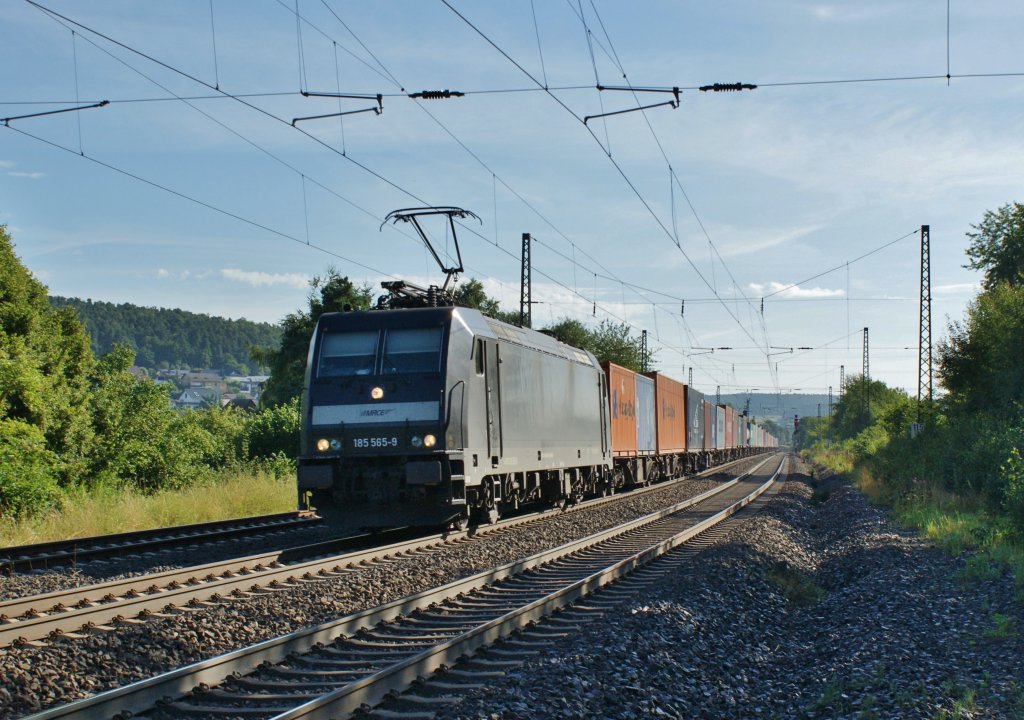 185 565-9(MRCE) mit einen Containerzug kurz vor Fulda am 01.08.13