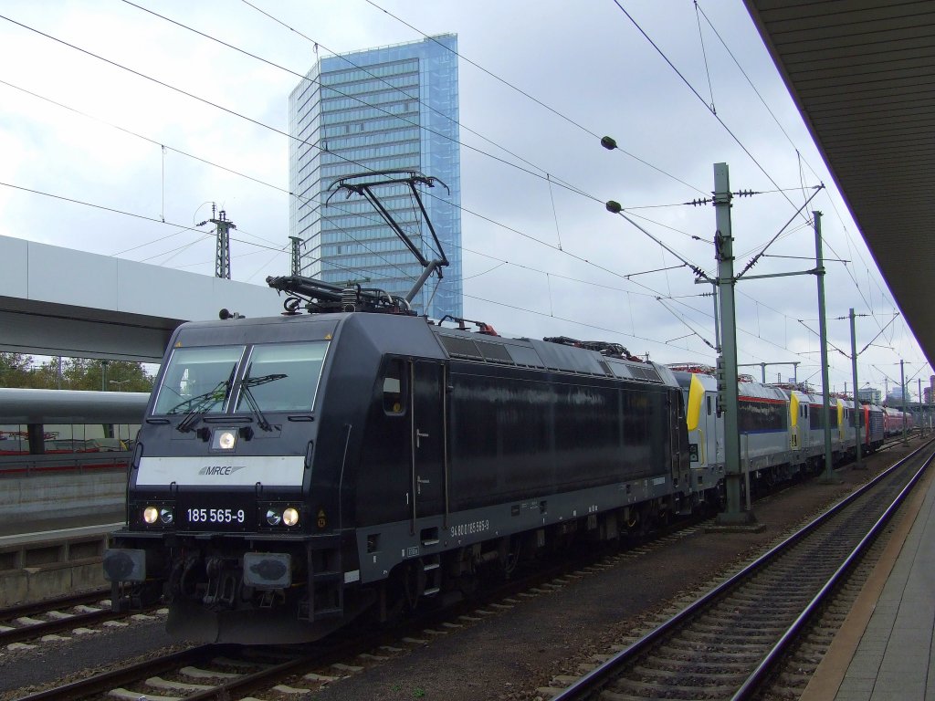 185 565 steht mit zwei Belgischen Loks der Baureihe 18 (1815,1819) und noch 474 201 Nordcargo am 8.11.2009 in Mannheim Hbf auf Gleis 6 und wartet auf den Eurosprinter