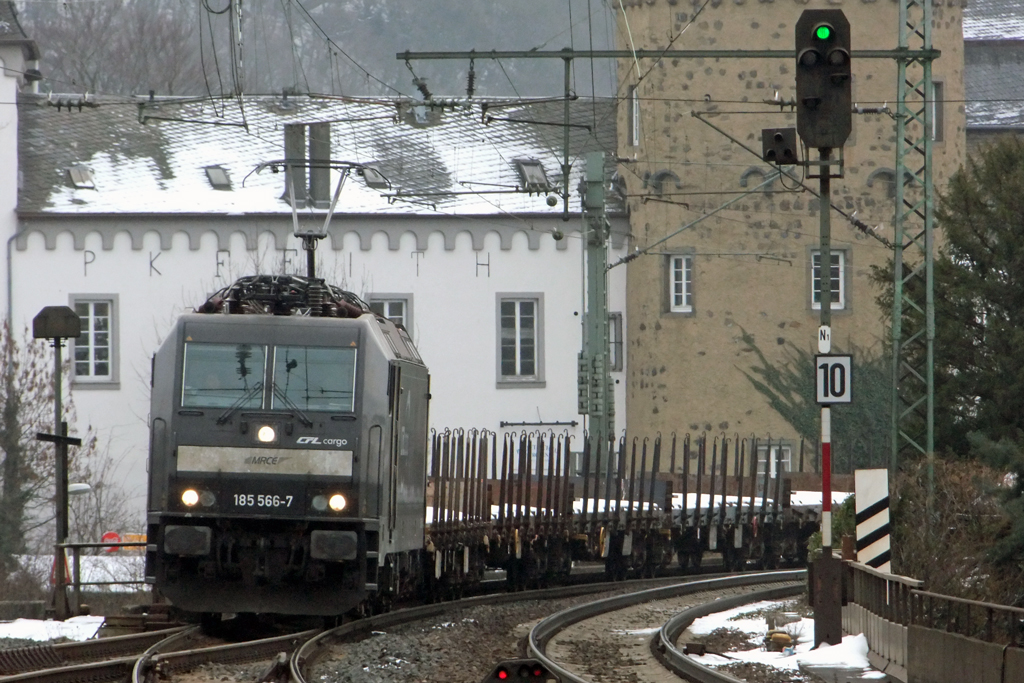 185 566-7 bei der Durchfahrt in Linz am Rhein 5.1.2011