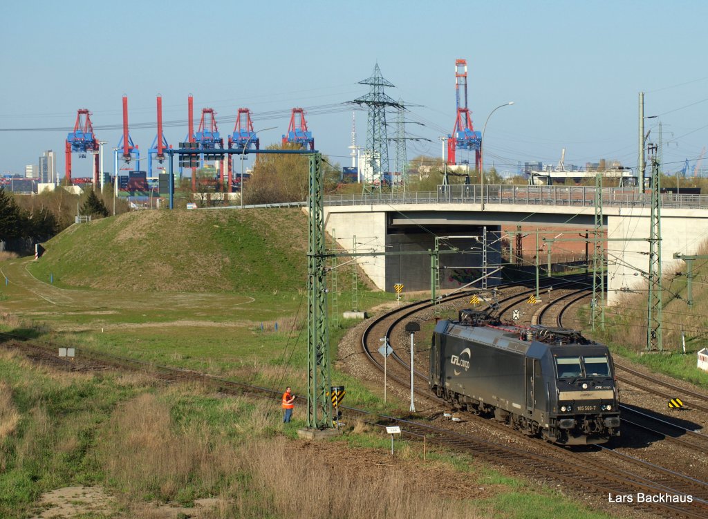 185 566-7 der CFL Cargo hat ein Flachwagenzug nach Hamburg-Waltershof gebracht und rollt nun als Lz in die Abstellgruppe des Rbf Alte-Sderelbe und wird dort ihre Nachtruhe verbringen. Aufgenommen am 17.04.10.
