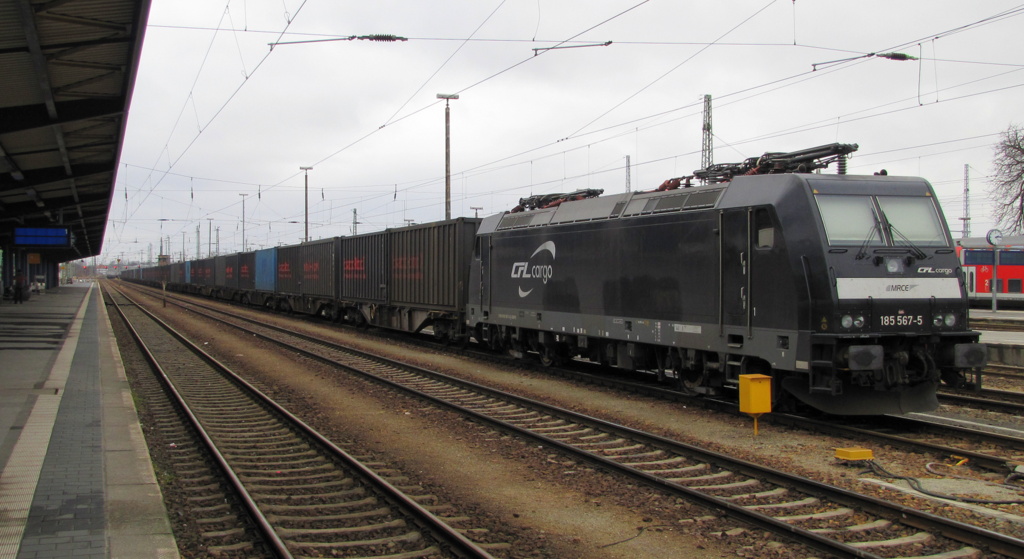185 567-5 von CFL Cargo steht mit der  Schwarzen Wand  in Cottbus abgestellt und abgebgelt. 13.03.2012