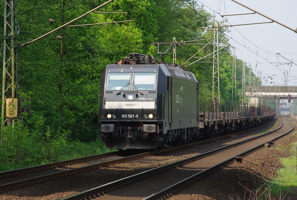 185 567-5 fr CFL Cargo mit leeren Rungenwagen in Richtung Seelze. Aufgenommen am 29.04.2011 in Dedensen-Gmmer.
