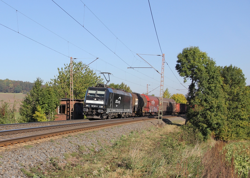 185 567-5 mit gemischtem Gterzug in Fahrtrichtung Sden. Aufgenommen am 15.10.2011 bei Hebenshausen.