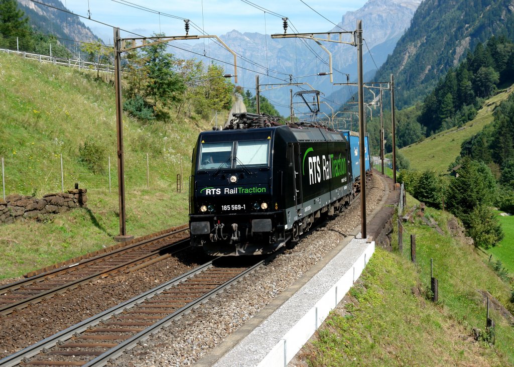 185 569 mit einem Rexwal-Ganzzug am 29.08.2008 unterwegs bei Wassen.