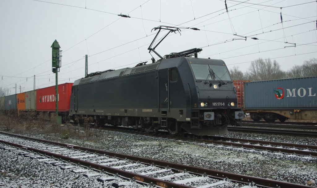 185 570-9 kann nach einem Signalhalt in Eschwege West die Fahrt mit ihrem Containerzug in Richtung Sden wieder aufnehmen. Aufgenommen am 02.02.2011.