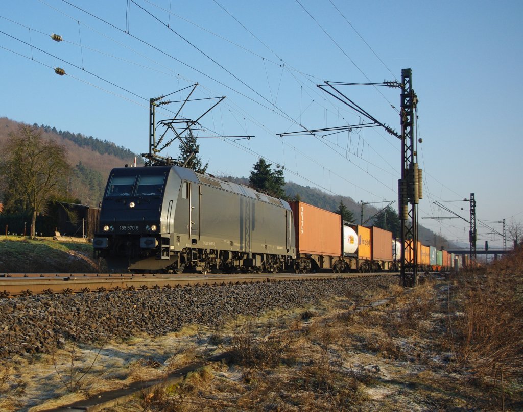 185 570-9 mit Containerzug in Fahrtrichtung Sden in Mecklar. Aufgenommen am 29.01.2011.