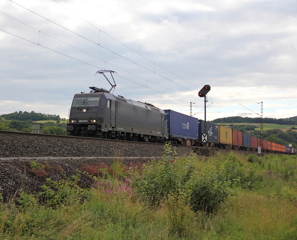 185 570-9 mit Containerzug in Fahrtrichtung Sden. Aufgenommen zwischen Albungen und Eschwege West am 15.07.2012.