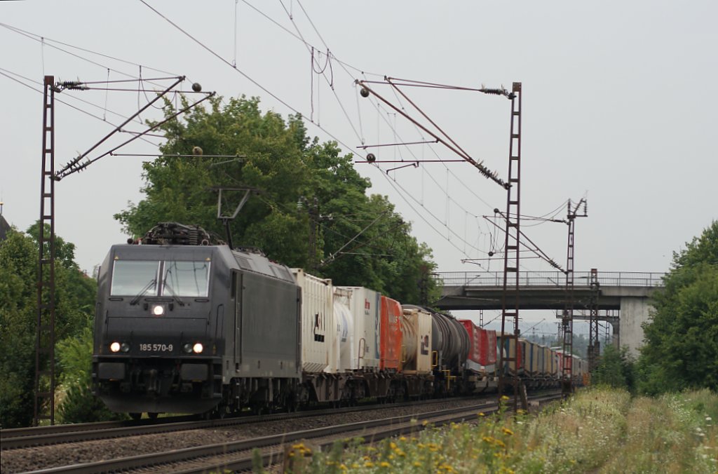 185 570-9 mit Containerzug in Thngersheim am 23.07.09